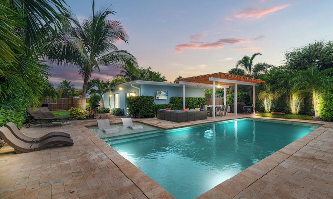 South Palm Park Neighborhood Association House | 2 Amazing Beaches in 1 mile Palm Oasis 4|4 w/POOL & Covered Outdoor Entertaining