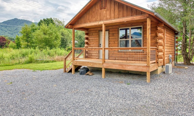 Waynesville Cabin | 2 BD1 BA Efficiency Cabin Views Easy Paved Access Cable WIFI Close to Town