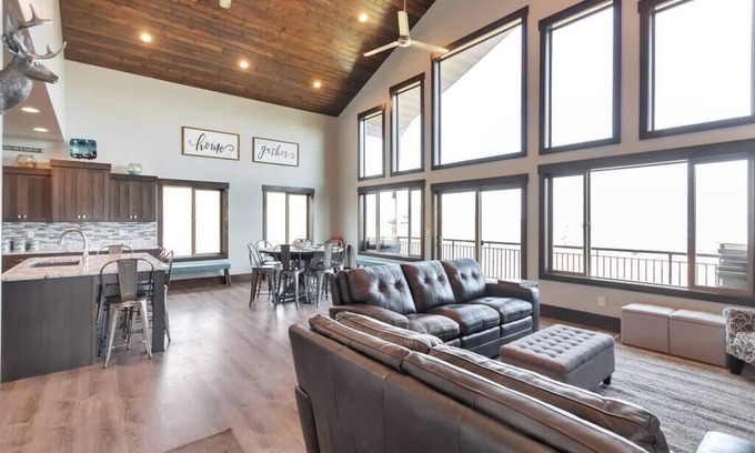 Sweetwater House | 2 Bear Lake House - Stunning Views, Spa Onsite! (35+ Guests)