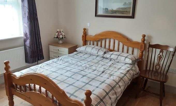 Enniscrone Cottage | 2 Bed Cottage - Sleeps 6 - Parking - Wifi