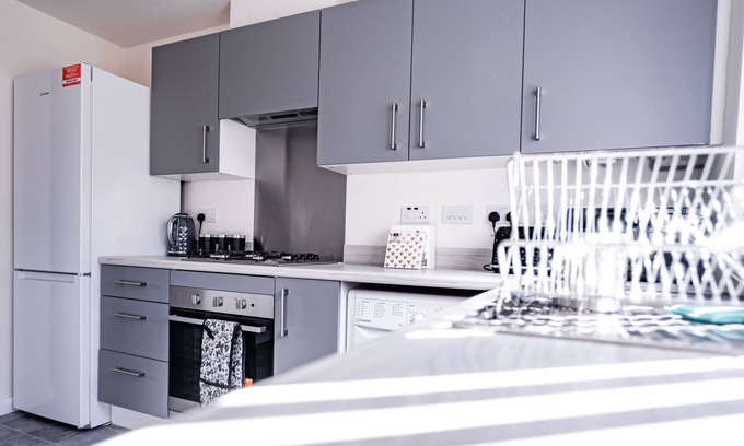 Salford House | 2-bed House With Canal View, Garden & Petsok