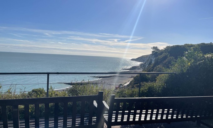 Eastbourne City Centre Apartment | 2-bed, Sleeps 4, Free Parking, Pets Allowed