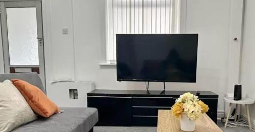 Ashton-under-Lyne House | 2-Bed - Sleeps 6 - Free Parking