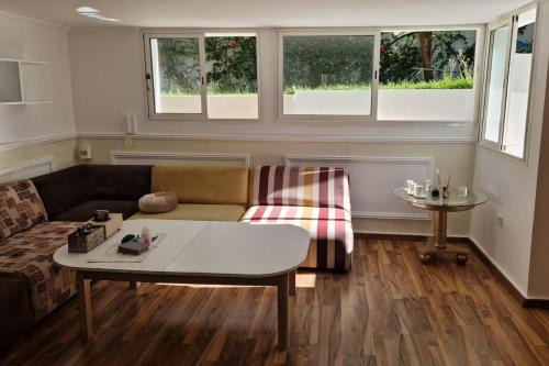 Hay Riad Villa | 2 Bed Villa Sleeps 4 - Garden Wifi Parking