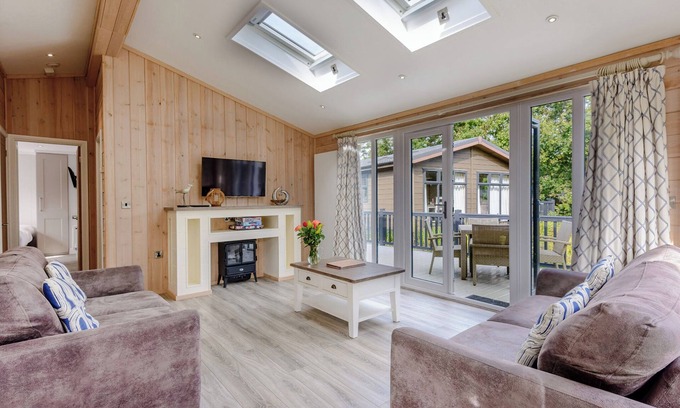 Ryde Ski Chalet | 2 bedroom accommodation in Wootton Bridge, Nr Cowes