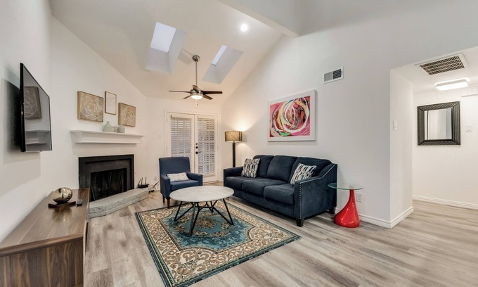Vickery Meadow Apartment | 2-bedroom apartment in superb Dallas with WiFi, AC