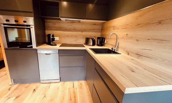 Argentiere Apartment | 2 bedroom apt, balcony facing Mont Blanc, very close to village & GM ski lift