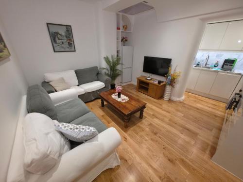 West Kensington Apartment | 2 Bedroom Basement Flat - With Terrace