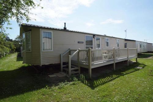 Heacham Ski Chalet | 2 bedroom caravan at heacham beach with decking