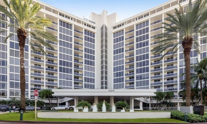 Bal Harbour Condo | 2 Bedroom Condo 325631 by Houzlet