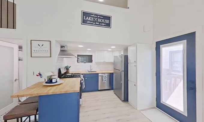 Lakeland House | 2-bedroom house on Strawberry Lake in Pinckney, MI with hot tub, WiFi.