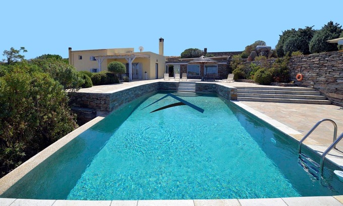 Kea Villa | 2 bedroom villa with a large swimming pool 10 minutes by car from Spathi beach