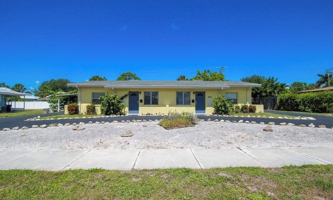 Golden Beach House | 2 BR Home With Private Beach Access To Golden Beach - Luna Sea