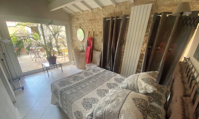 Chateauneuf-de-Gadagne Bed & Breakfast | 2 Chambres Chez L'habitant Avec Piscine et Poolhouse