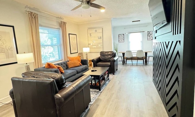 Charlotte House | 2 King beds Panthers|Spectrum|Dogs|Fenced Yard