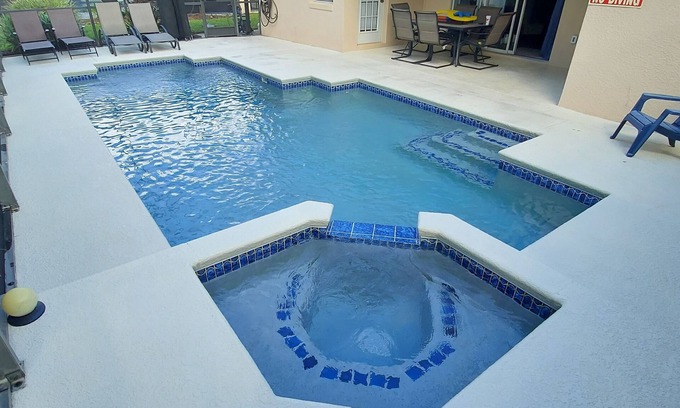 Calabay Parc House | 2 Master Suites ☆ 86" TV☆ Hot Tub☆ In Calabay Parc