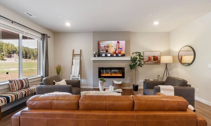 Cle Elum House | 2 Mins to Cattle Barn l Hot Tub l Bbq Grill