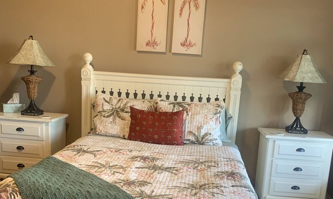 Corpus Christi House | 2 MINUTE DRIVE TO THE BEACH. End unit overlooking the Gulf and pool.