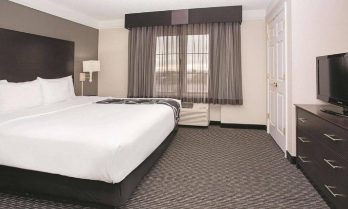 Superstition Springs House | 2 N/S King Bed One-Bedroom w/ Pool View at La Quinta Inn & Stes by Wyndham Mesa