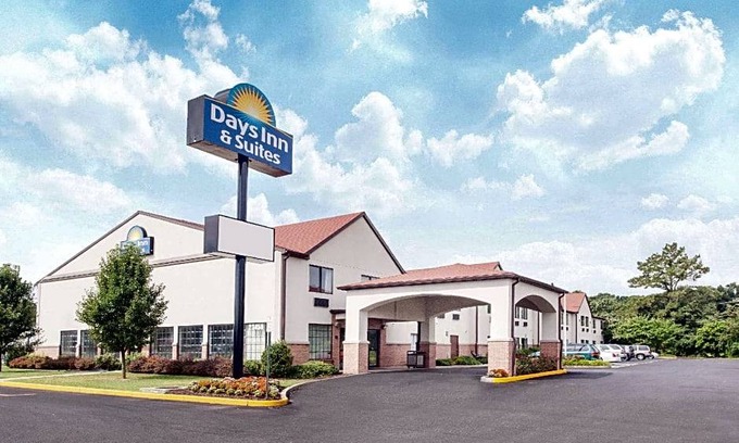 Seaford Hotel | 2-Star Hotel ∙ Days Inn & Suites by Wyndham Seaford