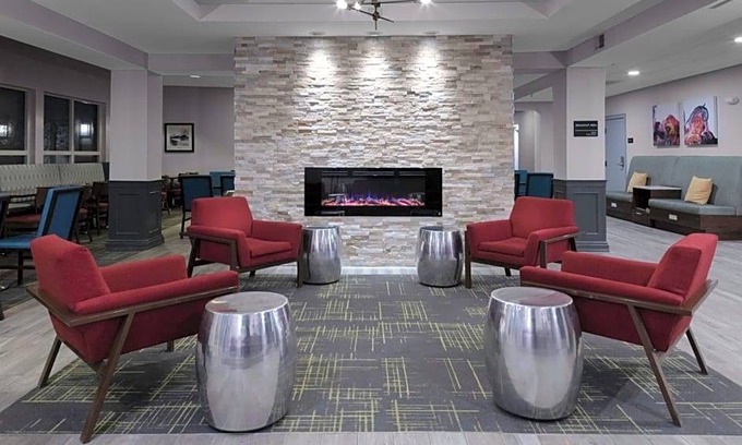 Bow Hotel | 2-Star Hotel ∙ Hampton Inn by Hilton Concord/Bow