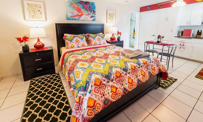 Middle River Terrace Apartment | 🏳️‍🌈 #2: Walk to Wilton Drive (with kitchen)