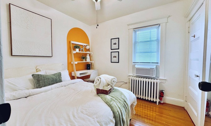 The Heights House | 20 min NYC Private Rm Queen Bed Parking