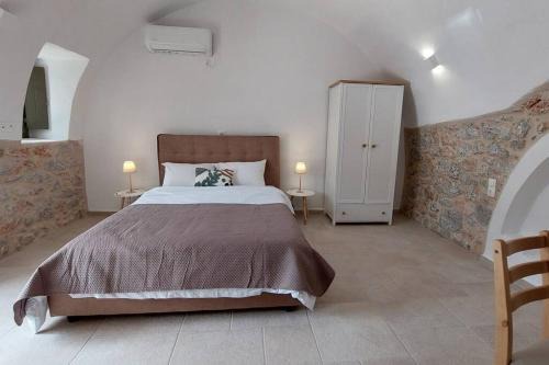Pyrgou Dirou House | 200 year old 'Kamara Suite' with private garden