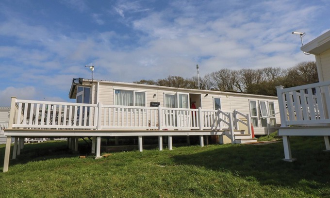 Bembridge Cottage | 21 CAULKERS REST, family friendly, with a garden in Bembridge