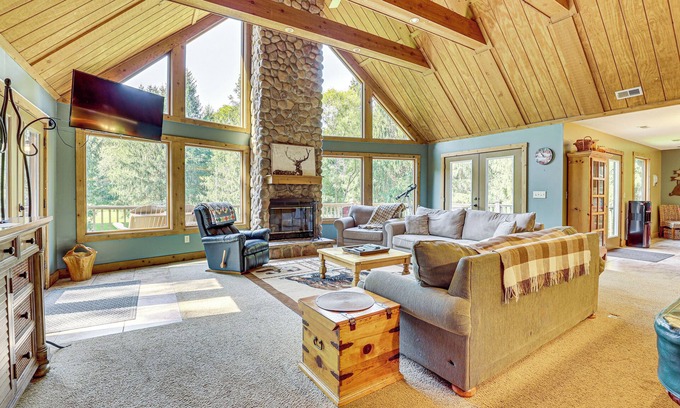Blissfield House | 23 Mi to Mohican SP: Group-Ready Lodge w/Hot Tub