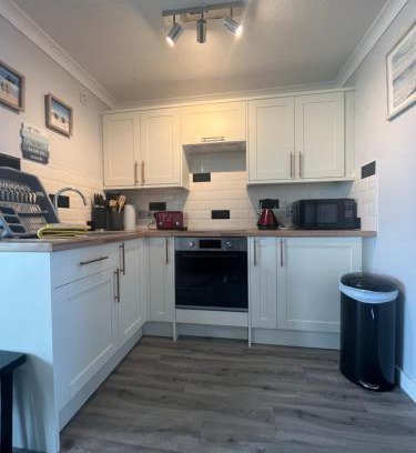 Great Yarmouth Ski Chalet | 246, Belle Aire, Hemsby - Two bed recently renovated chalet, sleeps 5, free Wi-Fi, pet friendly, bed linen and towels included with onsite entertainment