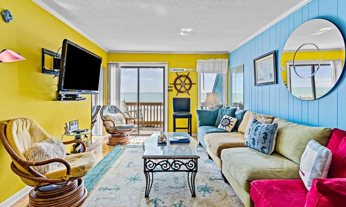 Ocean Isle Beach Apartment | 275 W First St #22F