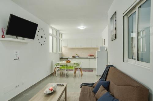 Vecindario Apartment | 2b El Amore