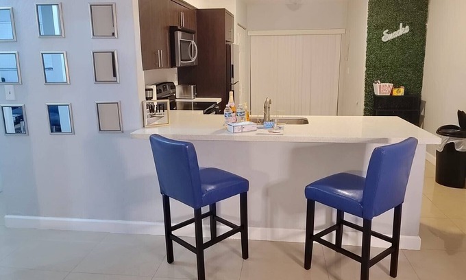 Homestead House | 2bd/1bth Duplex w/ Chic and Movie theme Room by Mall & Resturants