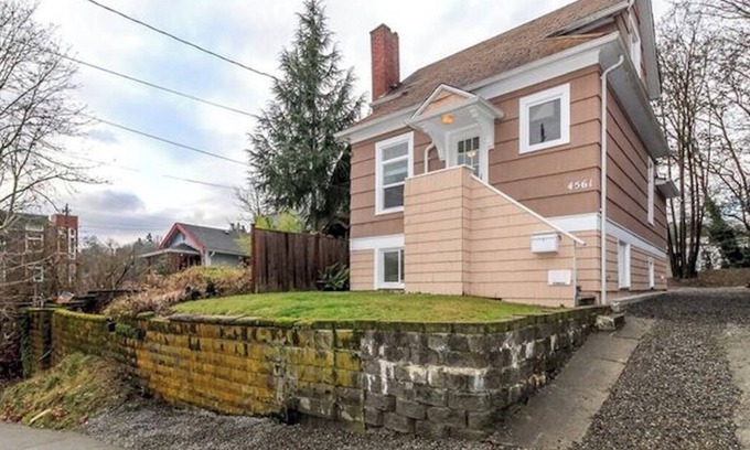 Columbia City House | 2BR/1.5BA - AC- Private upper unit of a duplex house. Few steps to Light Rail