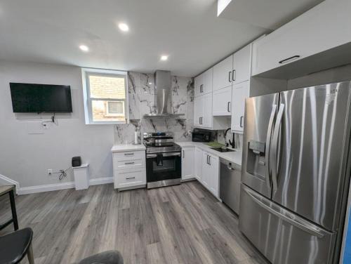 Kitchener Apartment | 2BR 1 king 1 Queen with parking 3 GBPS internet