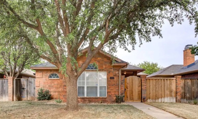 North by Northwest House | 2br/2ba Garden Home :: Straight Shot to TTU & LCU