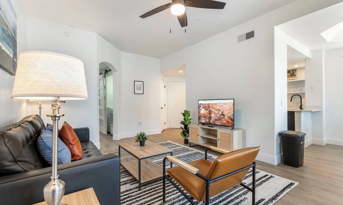 Kierland Apartment | 2BR CozySuites at Kierland Commons with pool #05