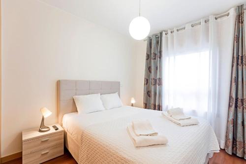 Mafamude Apartment | 2BR Flat by Metro w/Free Parking by LovelyStay