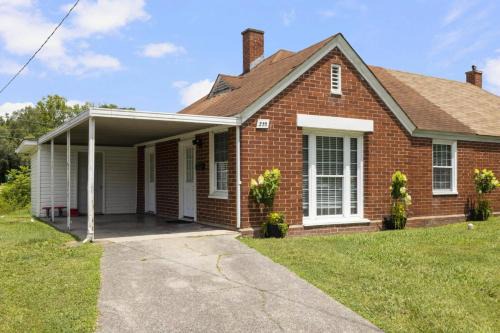 Kingsport House | 2BR house minutes from Holston Valley & Eastman