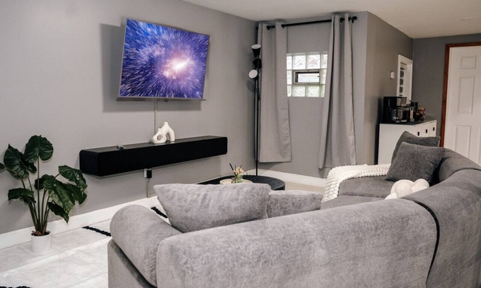 Cragin House | 2BR Traveler`s Favorite Modern and Clean