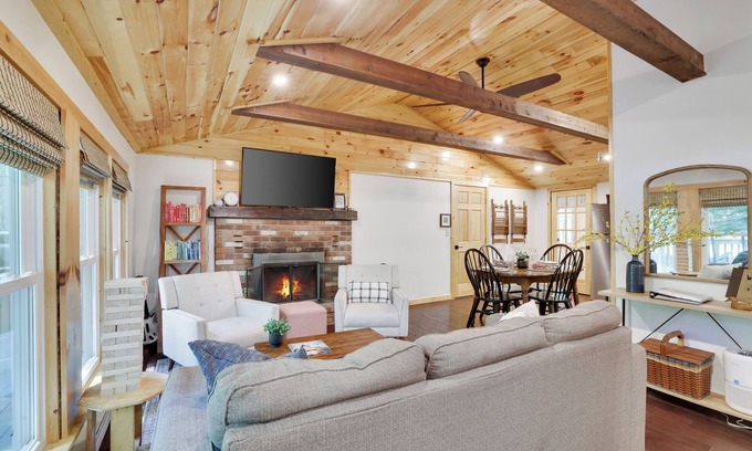 Pocono Lake Cabin | 2PM Sunday Checkout · Golf Cart · Dog-Friendly · Fireplace · Kayaks · Game Room