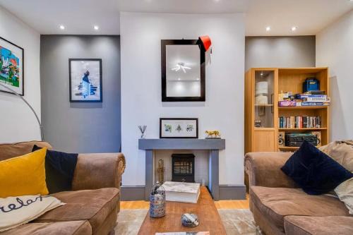 Meltham House | 3-Bed Countryside Retreat, Comfortable Stay, Family Friendly, Pet Friendly, Sleeps 5