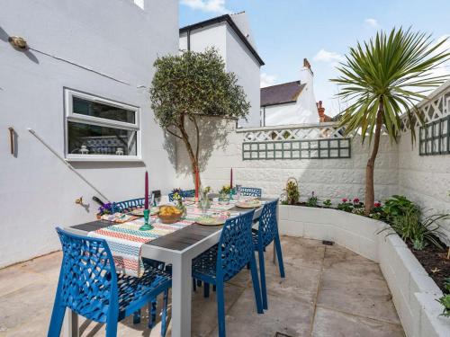 Meads House | 3 bed in Eastbourne EHC01