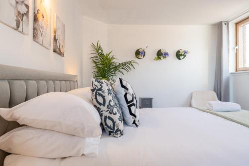 Chelsea Riverside Apartment | 3 Bed Luxury Property in Chelsea, 2 King Size Bed, 1 Double Bed, ideal for families