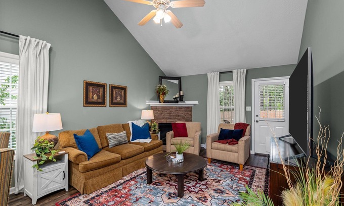 Grovetown House | 3 bedroom 3 bath home in Grovetown. The sleeping arrangements for this property are 3 queen beds and the sofa upstairs folds out into a king bed.