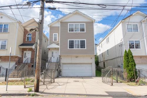 Newark Apartment | 3-Bedroom Apt 5 miles AirPort