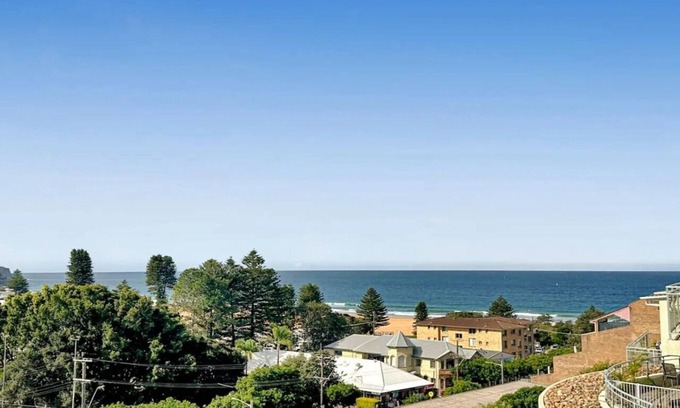 North Avoca Apartment | 3 bedroom Avoca Beach apartment with pool. Sleeps 8. 250m from the beach