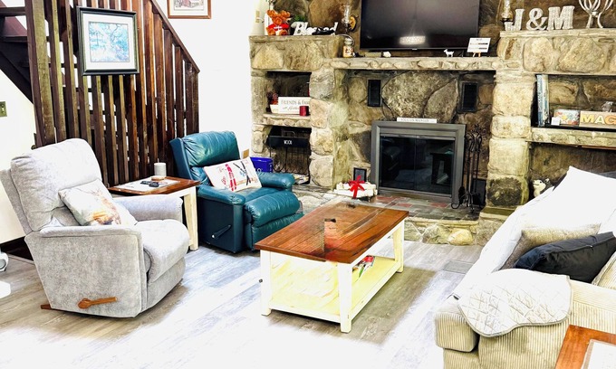 West Townshend Ski Chalet | 3+ -bedroom chalet with loft just 10 minutes from Magic, 20 minutes to Stratton.