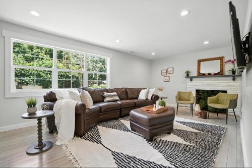 Batavia House | 3 BEDROOM HOUSE by the lake, 30 minutes to Cincinnati, fire pit, grill, foosball, snacks